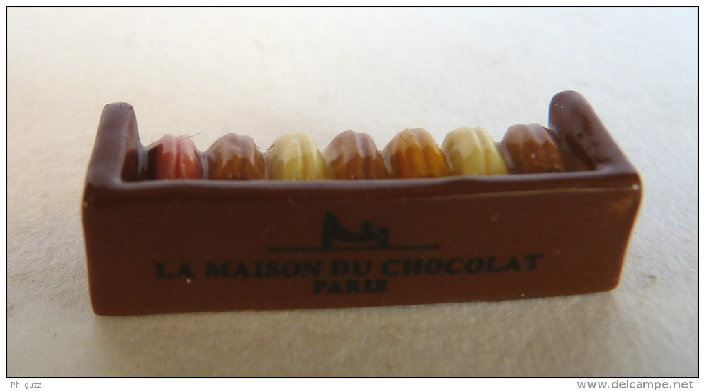 FEVE PUBLICITAIRE Perso LA MAISON DU CHOCOLAT PARIS - Boîte De MACARON - Anciennes