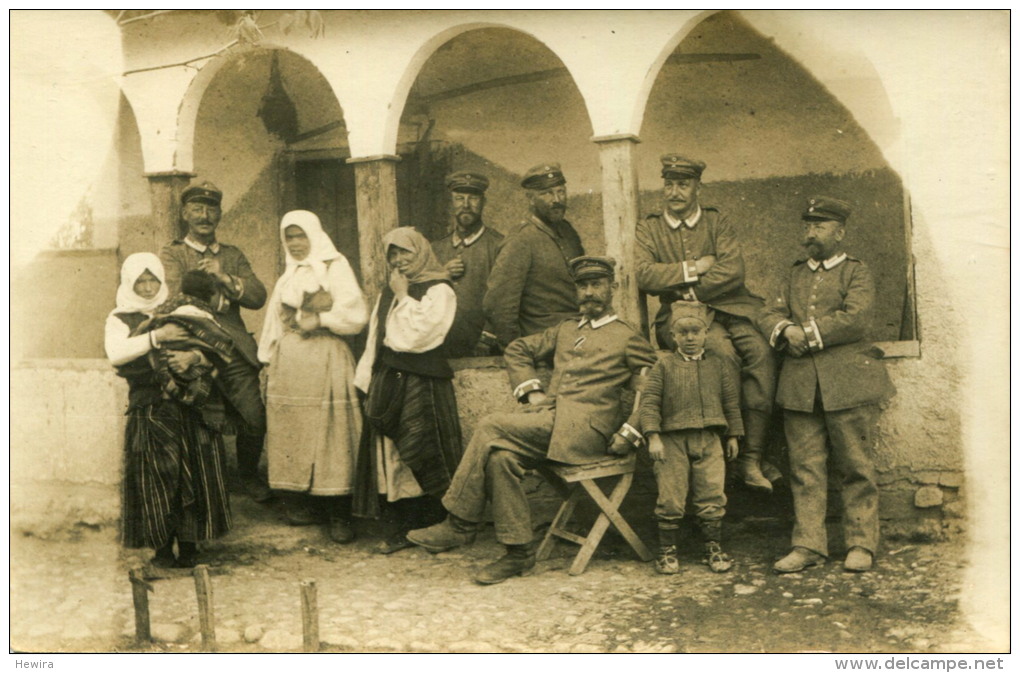 AK Serbien 1916 Militaria Soldaten Frauen Kinder 1. Welkrieg 1. WK / WW I - Serbie