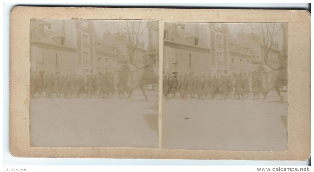 Colonne De Soldats Français En Ville /Cavalier//Vers 1905-1915  STE6 - Photos Stéréoscopiques