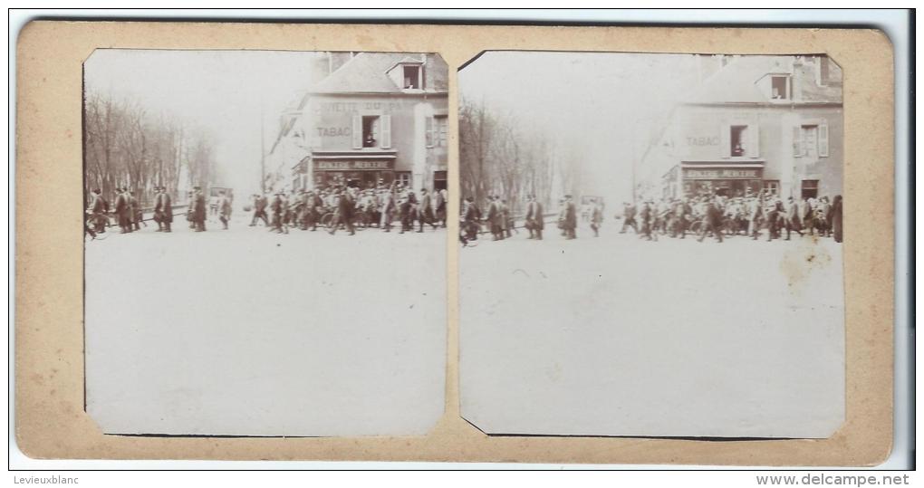 Colonne De Soldats Français Se Déplaçant En Ville / Vers 1905-1915  STE11 - Photos Stéréoscopiques