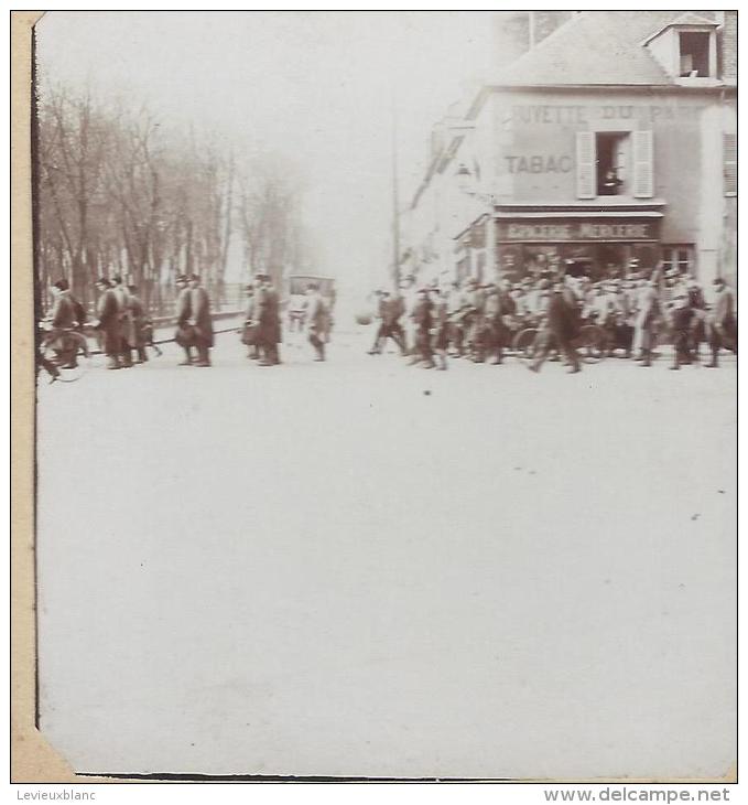 Colonne De Soldats Français Se Déplaçant En Ville / Vers 1905-1915  STE11 - Photos Stéréoscopiques