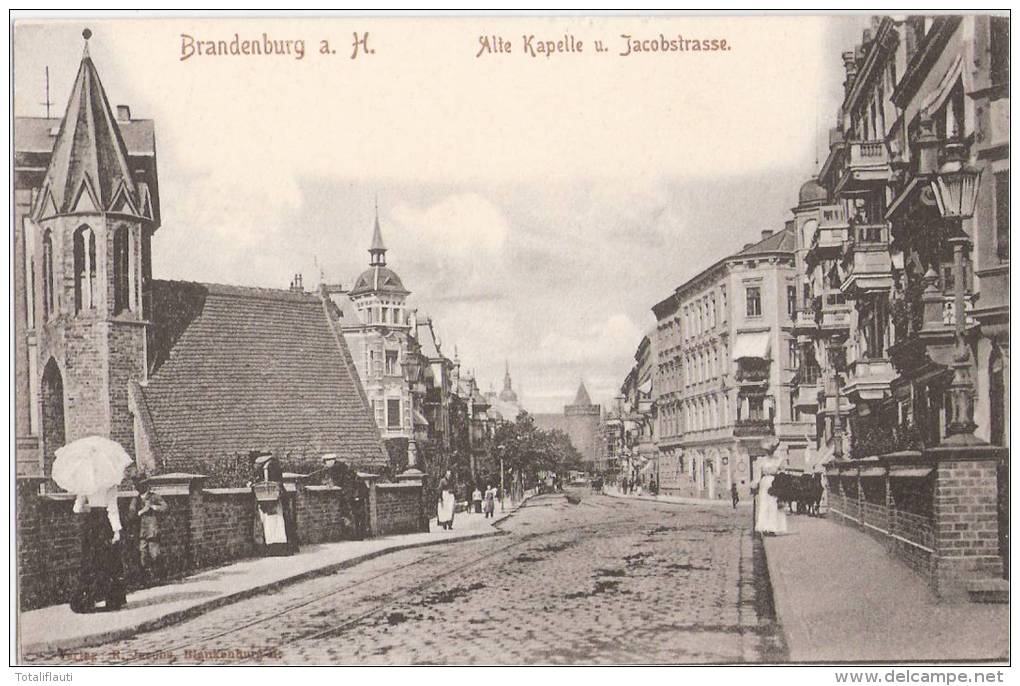 Brandenburg Havel Alte Kapelle Uund Jacobstraße Belebt Dame Mit Sonnenschirm Ungelaufen - Brandenburg