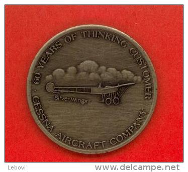 Médaille (diamètre : Environ 34 Mm) - Avers « CESSNA - Expo 72 » - Revers « 60 Years Of Thinking Customer -----> - Otros & Sin Clasificación
