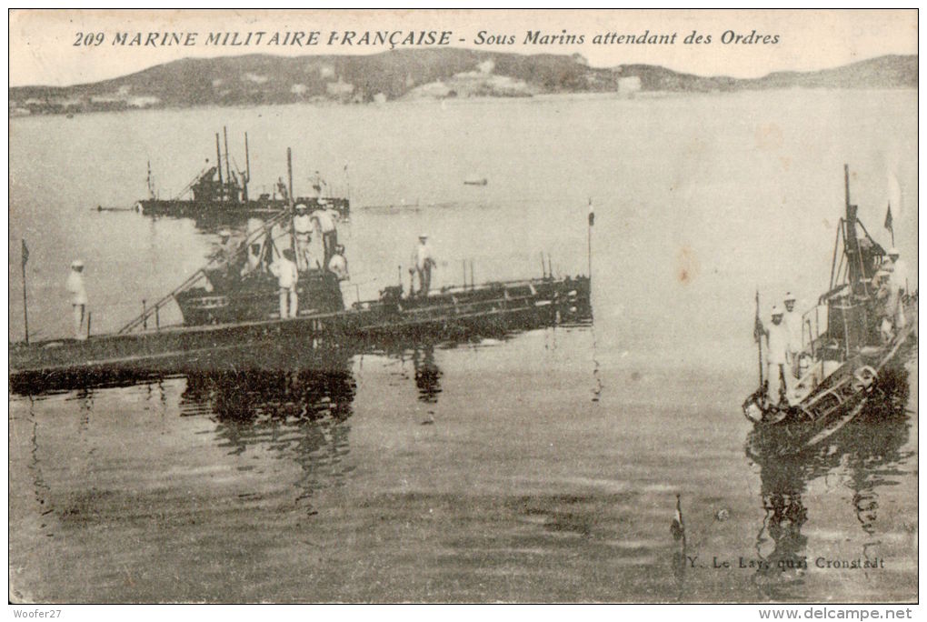 CPA SOUS-MARIN De Guerre , Attendant Des Ordres - Sous-marins