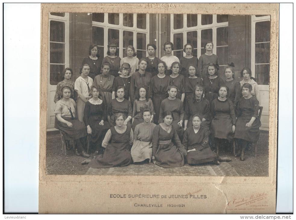 Photographie De Classe/§ Ecole Supérieure De Jeunes Filles/Charleville/Tourtez & Petitin/Levallois/1920-21    PH122 - Non Classés