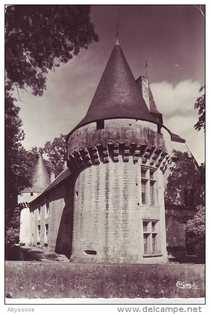 Cpsm 17 DAMPIERRE SUR BOURTONNE - La Tour Du Château - D15 650 - Dampierre-sur-Boutonne