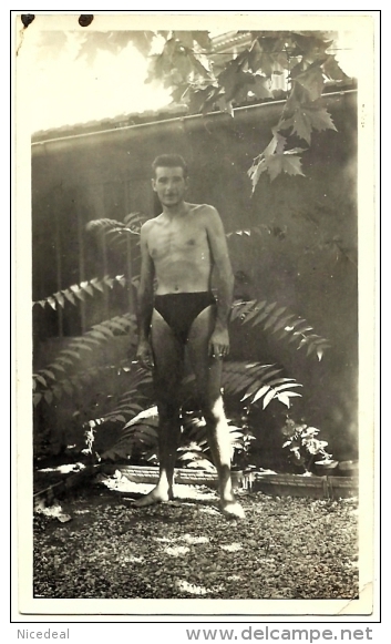 Ancienne Photo Amateur Jeune Homme Nu En Maillot Slip Caleçon Tenue De Bain Tirage N&B Vintage Années 1940 - 1950 - Anonyme Personen