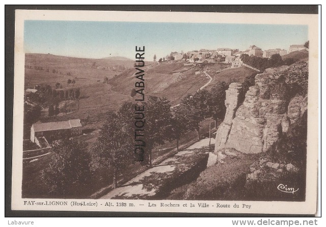 43----FAY SUR LIGNON --Les Rochers Et La Ville Route Du Puy--cpsm Pf Colorisée - Otros & Sin Clasificación