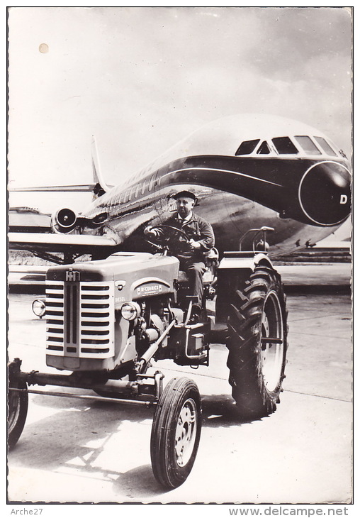 CPA - Rencontre à Orly D'un Tracteur Mc Cormick Et D'une Caravelle - 1946-....: Modern Era