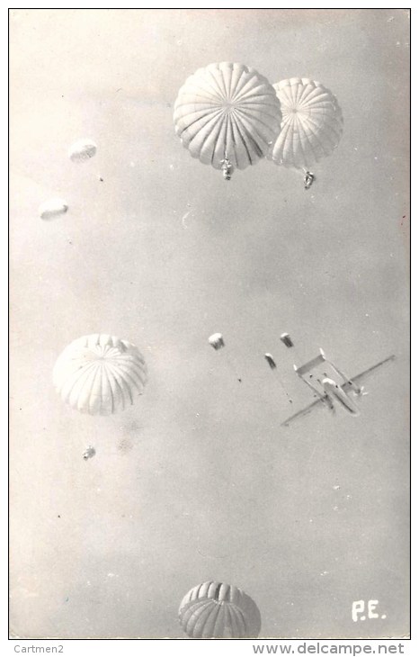 CARTE PHOTO : SAUT DE PARACHUTISTE MILITAIRE A PAU PARACHUTISME GUERRE AVION AVIATION - Parachutespringen