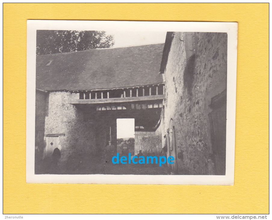 Photo Ancienne - AIGUISY ( Oise ) - Poilus Au Cantonnement Dans Une Ferme - WW1 Poilu Voir Uniforme Fusil - Guerre, Militaire