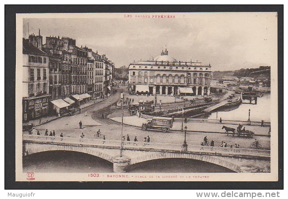 DF / 64 PYRÉNÉES-ATLANTIQUES / BAYONNE / PLACE DE LA LIBERTÉ ET LE THÉÂTRE / CAMIONNETTE MINOTERIE D' ARKI LARROULET - Bayonne