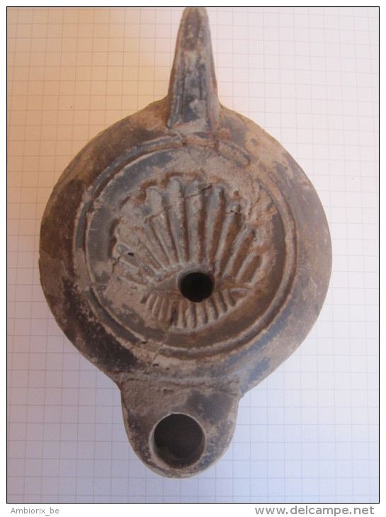 Lampe à Huile - Période Romaine - Figurant Une Coquille De Pecten - Archéologie