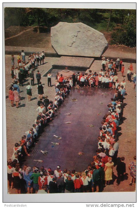 USSR PROPAGANDA.  Pioneer Movement  ( Communist Party Scouting) -  - Old PC 1978 - Visiting "MOURNING MOTHER" - Partidos Politicos & Elecciones