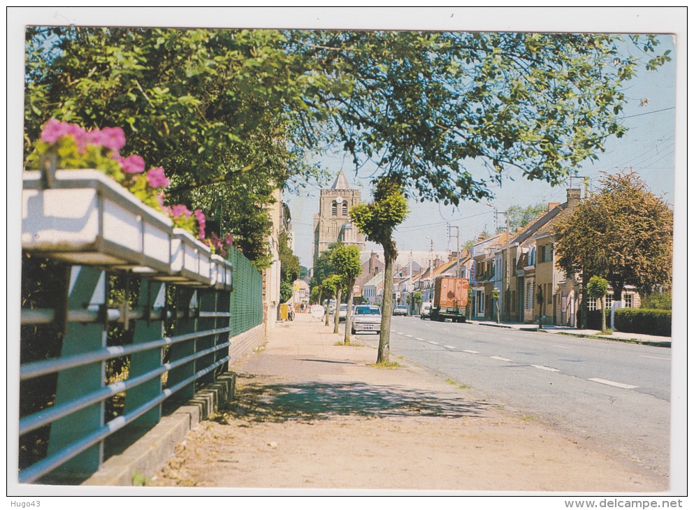 WORMHOUT - RUE DE CASSEL AVEC RENAULT 5 - Ed. COMBIER - CARTE NON VOYAGEE - Wormhout