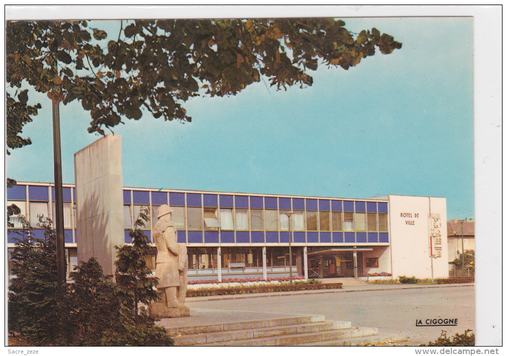 CPM HAGONDANGE(57)2/9/74-le Monument Aux Morts Et L'hotel De Ville - Hagondange