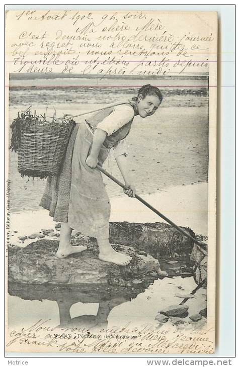 PÊCHEUSE DE CREVETTES (en Normandie,cachet Cabourg) - Pêche