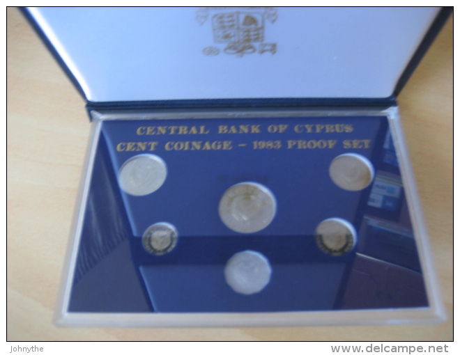CYPRUS 1983 COMPLETE COINS PROOF SET IN OFFICIAL BANK´S CASE - Cyprus