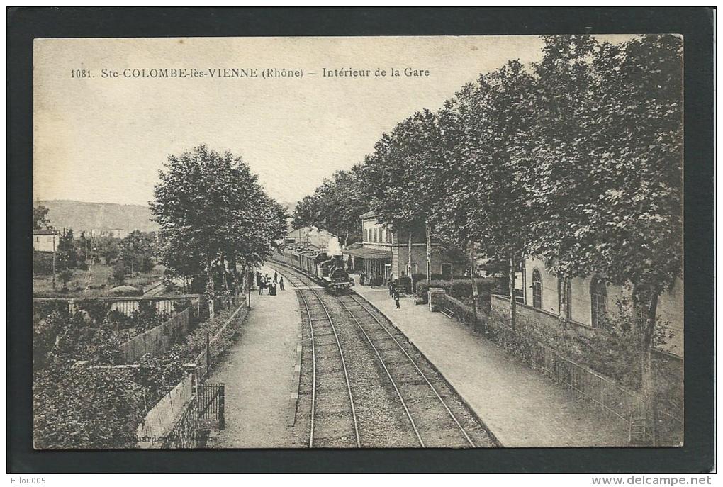 69.  STE- COLOMBE- LES- VIENNE (RHÔNE). INTERIEUR DE LA GARE .. TRAIN .C1362 - Autres & Non Classés