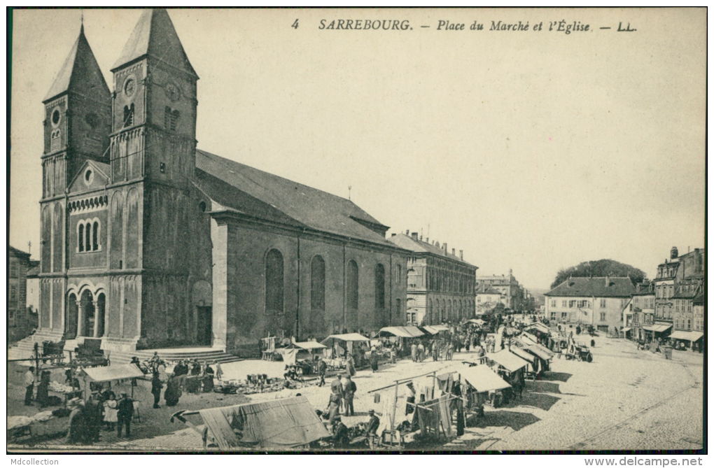 57 SARREBOURG  /  Place Du Marché Et L'église   / - Sarrebourg