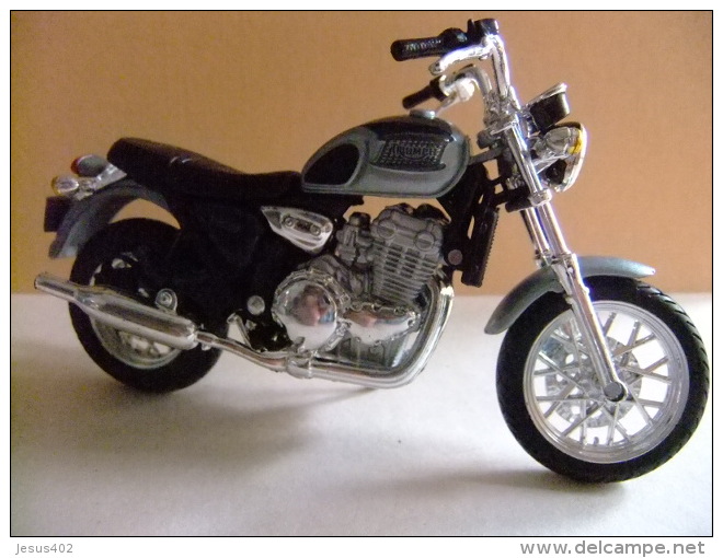 MOTO TRIUMPH 900 THUNDERBIRD - Motos