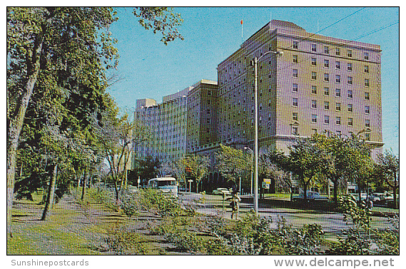 Canada Victoria Avenue Looking East With Hotel Saskatchewan Regina Saskatchewan - Autres & Non Classés