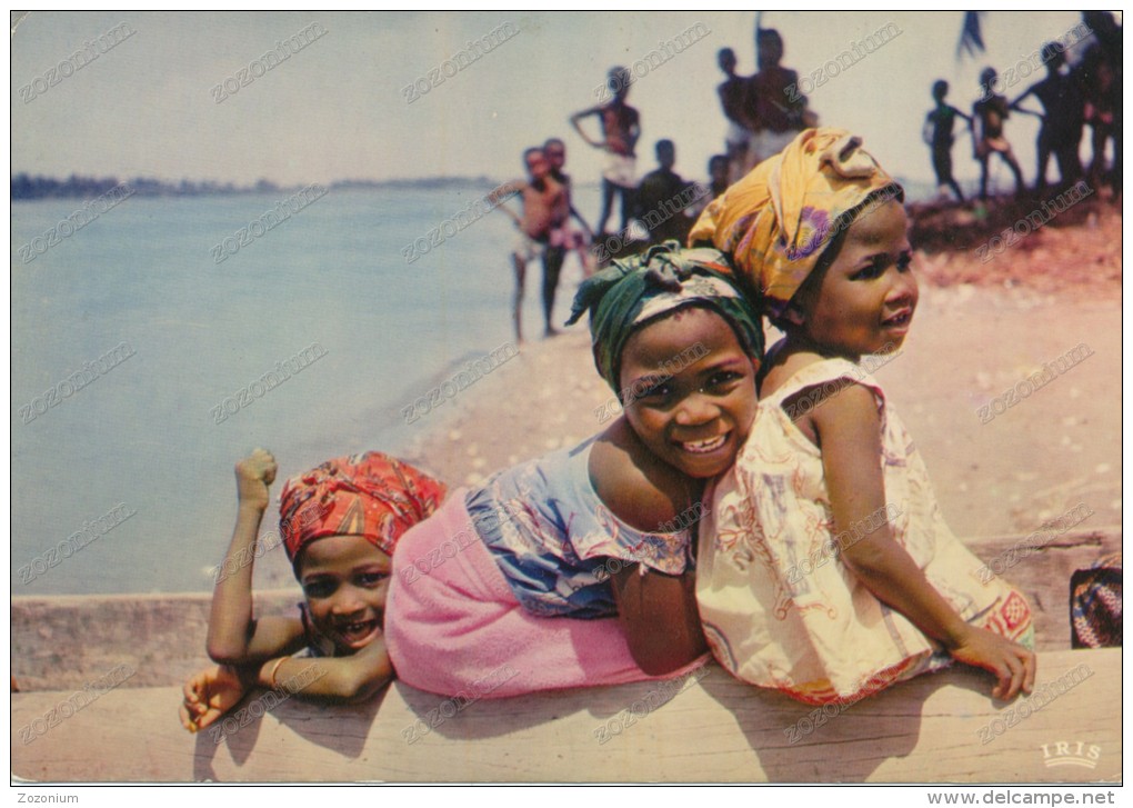 AFRICA, A SMILE FROM AFRICA,GIRLS,FOLKLOR DRESSES, ETHNICS, Old Postcard - Sin Clasificación