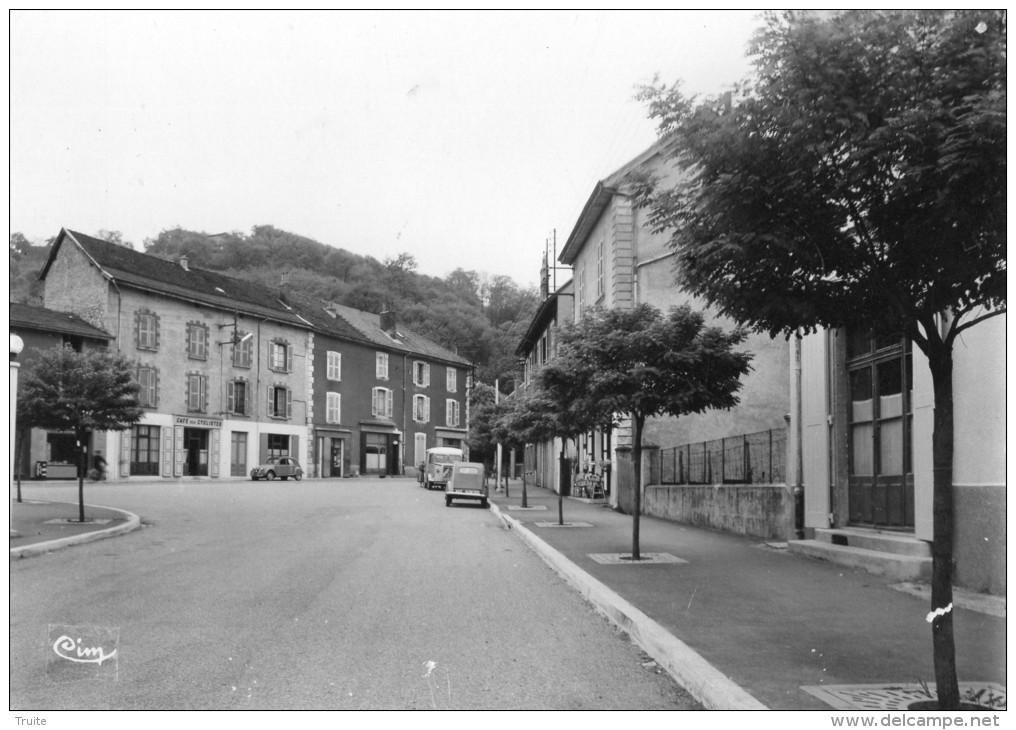 RENAGE BOULEVARD DOCTEUR VALLOIS  2 CV COMMERCES - Renage