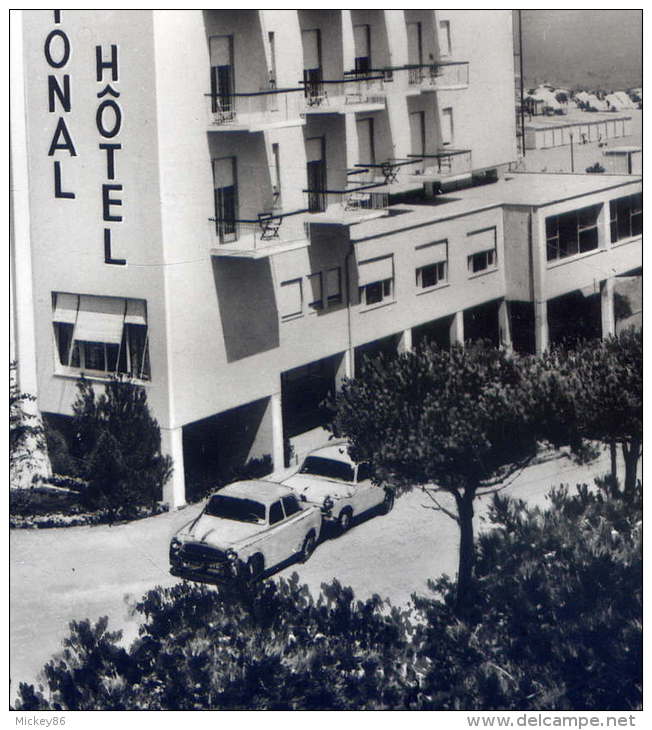 Italie-RIMINI--National Hotel   (voitures Peugeot 403 & 404),cpsm 10 X 15  éd Ri-Ma--carte Publicitaire De L'hotel - Rimini