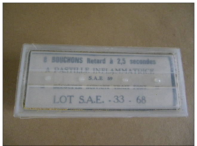 Boîte De 8 Bouchons à Retard Pour Grenades Lacry (obsolètes) Datée 1968 - Ausrüstung