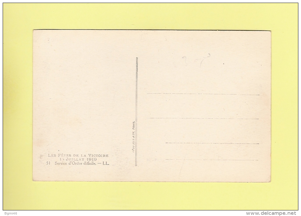 *  CPSM..( Dépt 75 )..PARIS : 14 Juillet 1919  . Service D'ordre Difficile   -  2 Scans - Autres & Non Classés
