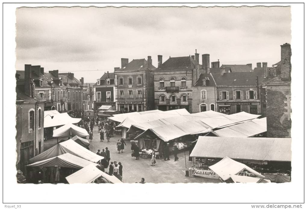 MESLAY-du-MAINE - Le Marché Et La Place - Meslay Du Maine