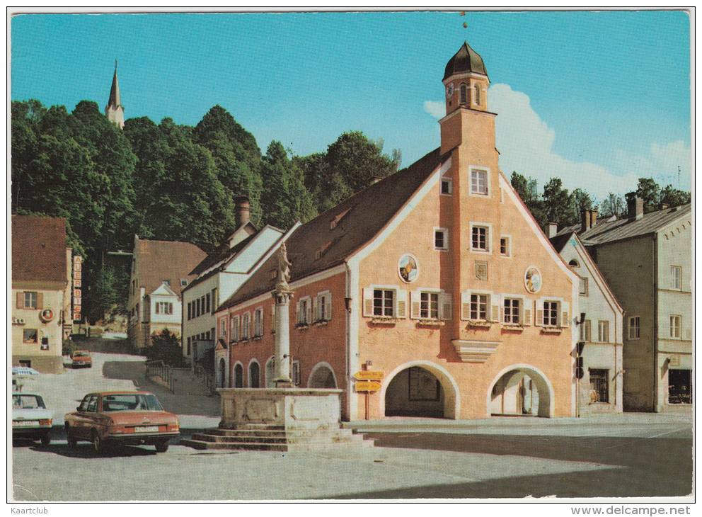 Mainburg: 2x MERCEDES, BMW , 'Auer Bier' Neon, Rathaus - Hallertau, Deutschland - Toerisme