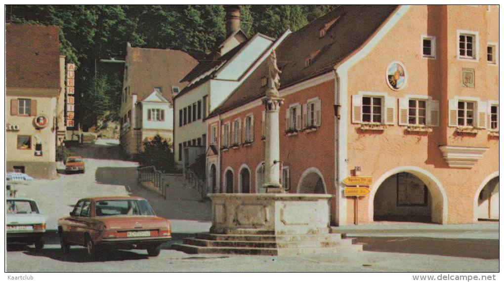 Mainburg: 2x MERCEDES, BMW , 'Auer Bier' Neon, Rathaus - Hallertau, Deutschland - Toerisme