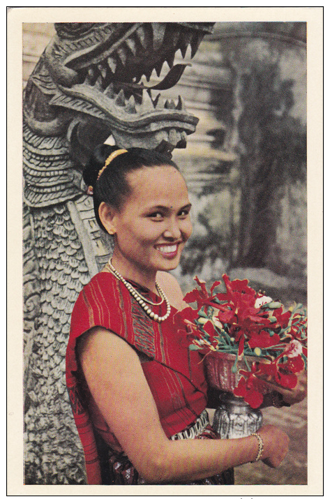 Laos Girl , Arrivee A La Pagode Pour L'offrande De Fleurs , 40-50s - Laos