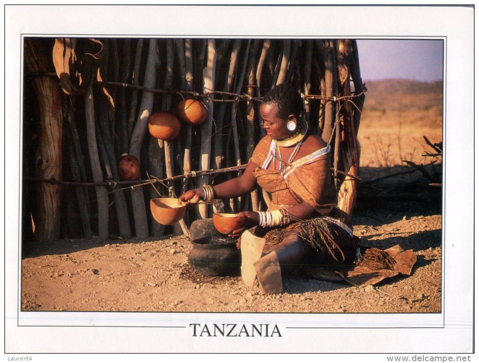 (320) Tanzania - Local Women In Front Of House - Tansania