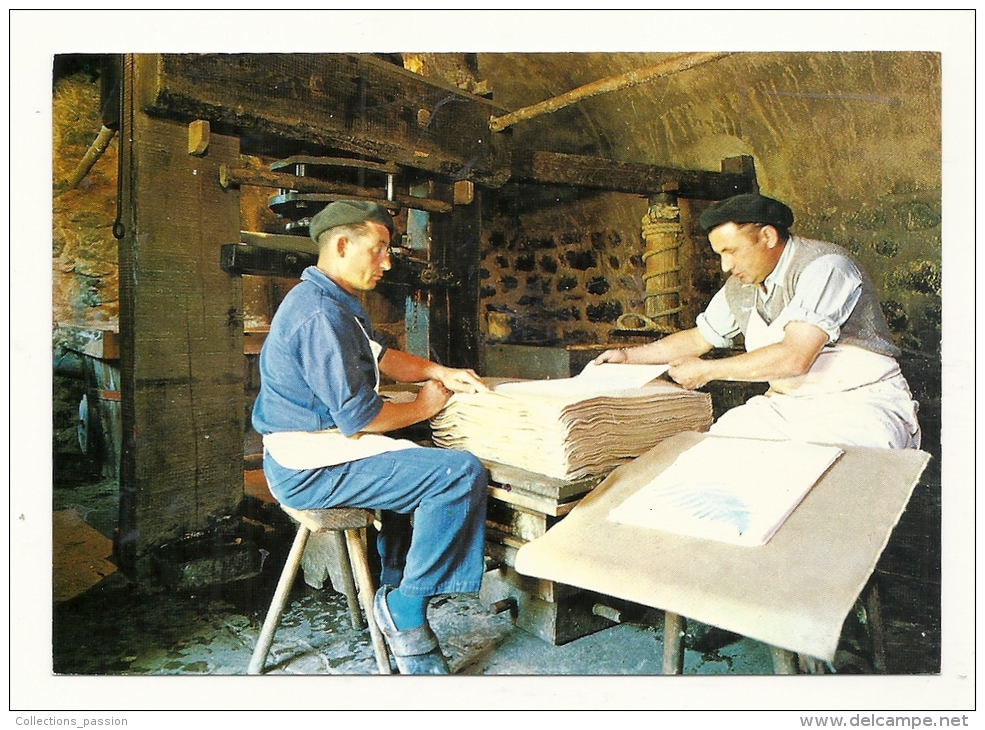 Cp, Métier, Ambert (63) - Moulin Richard De Bas - Musée Historique Du Papier - Le Levage Des Feuilles Blanches - Artisanat