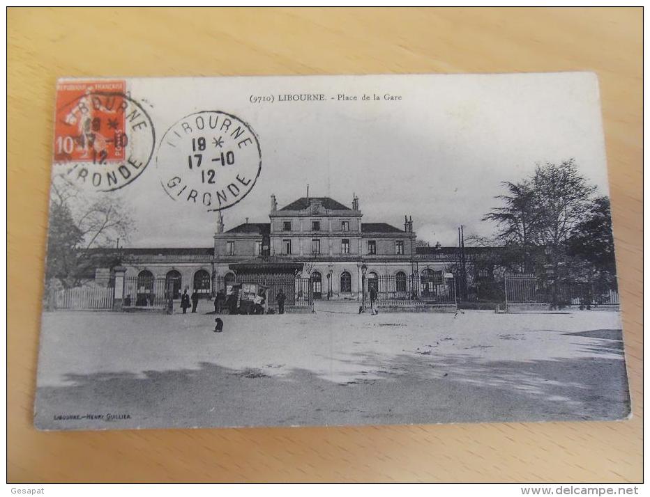 LIBOURNE LA PLACE DE LA GARE  ANIMEE ECRITE EN 1912  VENDEUR DE JOURNAUX EDITEUR GUILLIER - Libourne