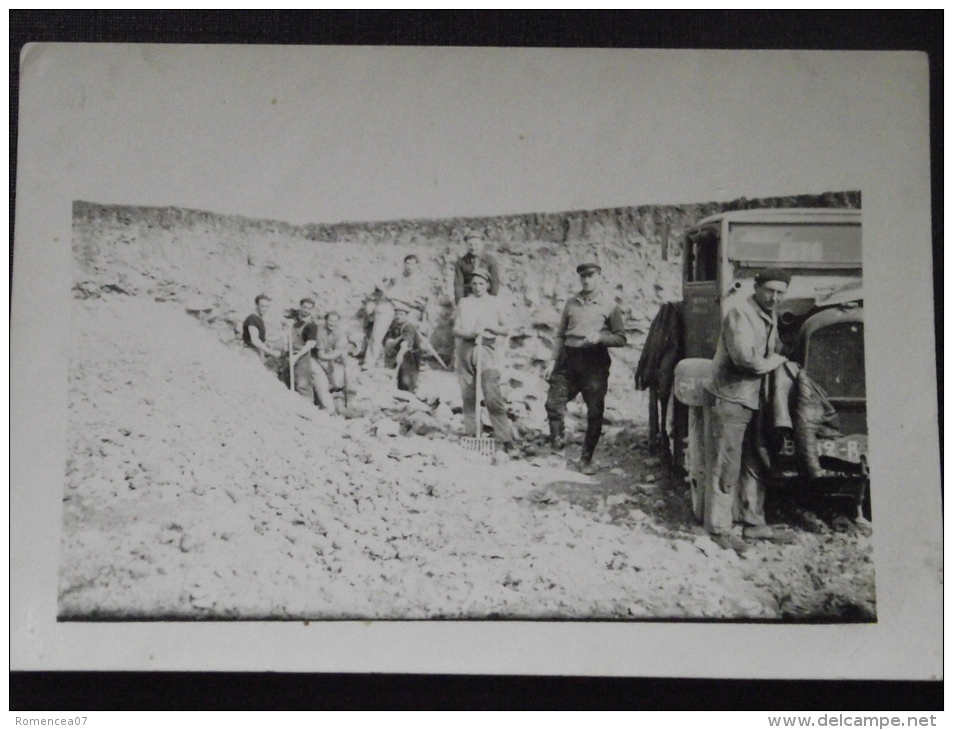 TRAVAUX PUBLICS - OUVRIERS Sur Le CHANTIER - Camion - Vers 1930 - Photo Authentique - A Voir ! - Métiers