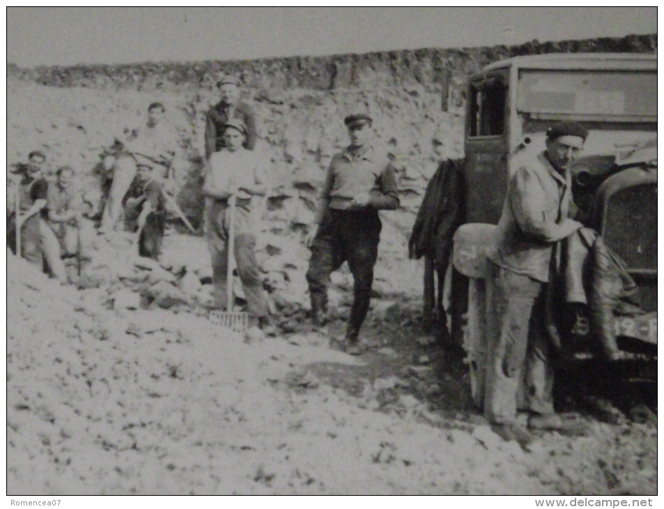 TRAVAUX PUBLICS - OUVRIERS Sur Le CHANTIER - Camion - Vers 1930 - Photo Authentique - A Voir ! - Métiers