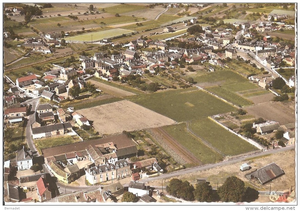 SCORBE CLAIRVAUX .. LA PLACE DU CHAMP DE FOIRE .. VUE AERIENNE - Scorbe Clairvaux