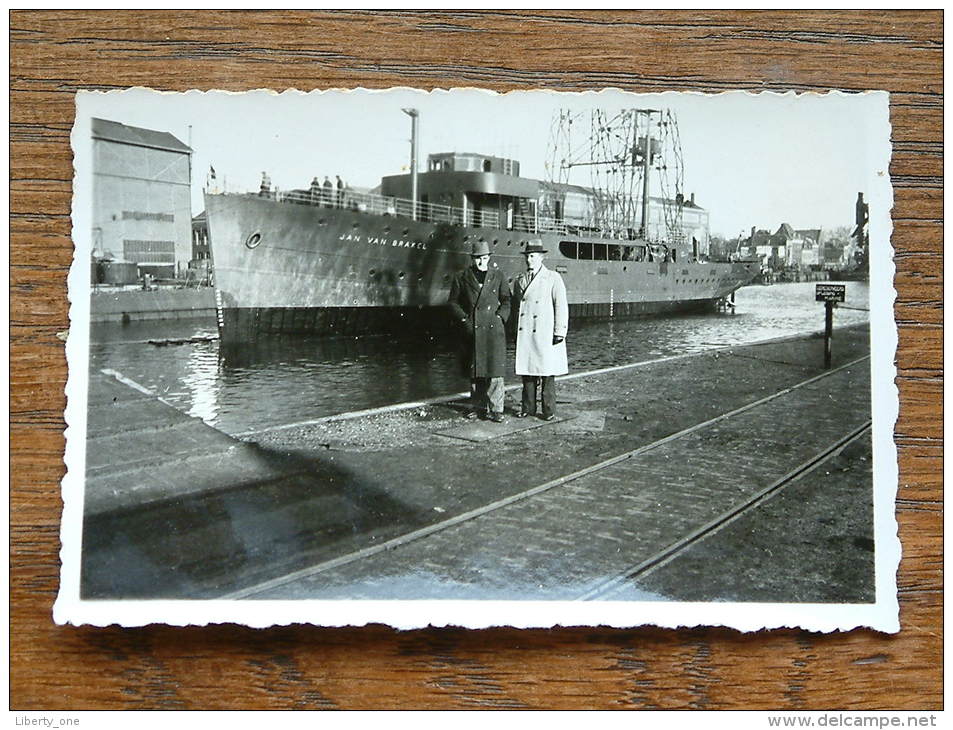 Na De Tewaterlating V/d JAN VAN BRAKEL ( Schip / Bateau / Ship Lengte +/- 60 Mtr.) Foto Afm. 6 X 9 Cm./ Zie Foto´s ! - Autres & Non Classés