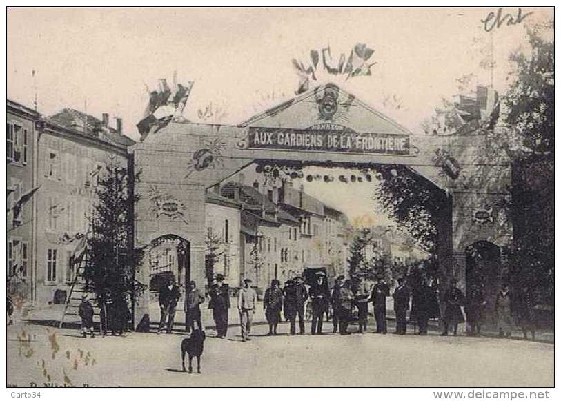 54  BACCARAT  RUE DE FROUARD PREPARATIF POUR RECEVOIR 17° CHASSEURS A PIED - Baccarat