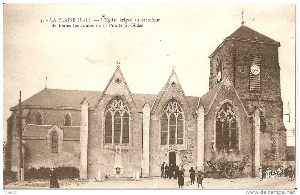 44 - LA PLAINE - T.Belle Vue Animée Devant L'Eglise ( Carrefour Des Routes De La Pointe St Gildas ) - La-Plaine-sur-Mer