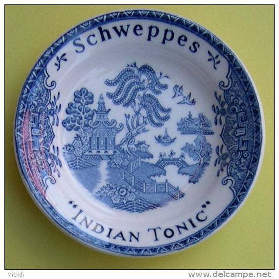 SCHWEPPES INDIAN TONIC - CENDRIER PORCELAINE - Diamètre : 12 Cm - 2 SCANS - Porzellan