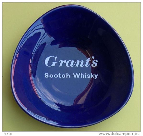 GRANT'S SCOTCH WHISKY - CENDRIER PORCELAINE - Dimensions Environ 14 X 14 X 14 Cm - 2 SCANS - Porcellana