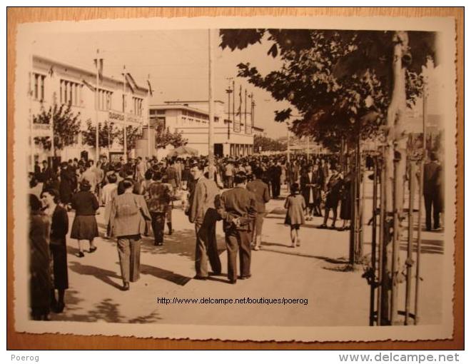 PHOTO 18X13 De 1940 - ALGERIE - 8ème FOIRE D'ALGER - FOULE VISITEURS - TIRAGE D'EPOQUE OFALAC - Places