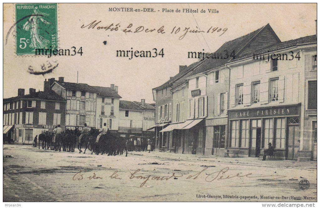 52 MONTIER EN DER Place De L´Hotel De Ville Cafe Parisien Cavaliers à L´exercice Pour La "der" ? Circulée 1909 - Montier-en-Der