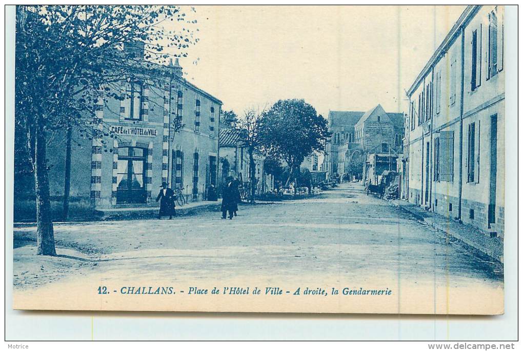 CHALLANS  - Place De L'hôtel De Ville, à Droite La Gendarmerie. - Challans