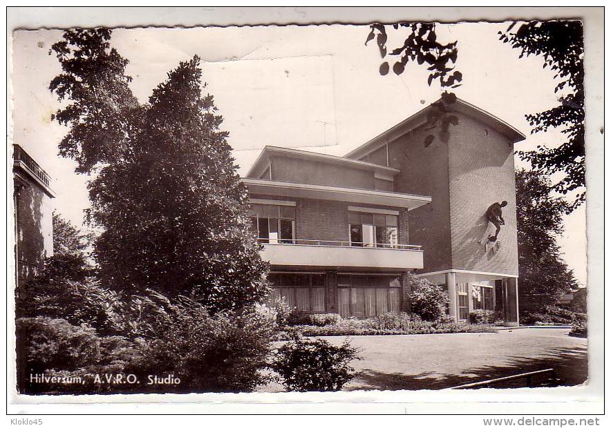 Pays Bas - Hilversum A. V. R. O. Studio - Statue Fixée Sur Le Mur De L'immeuble  - CPSM N Et B Flamme Postale Au Dos - Hilversum